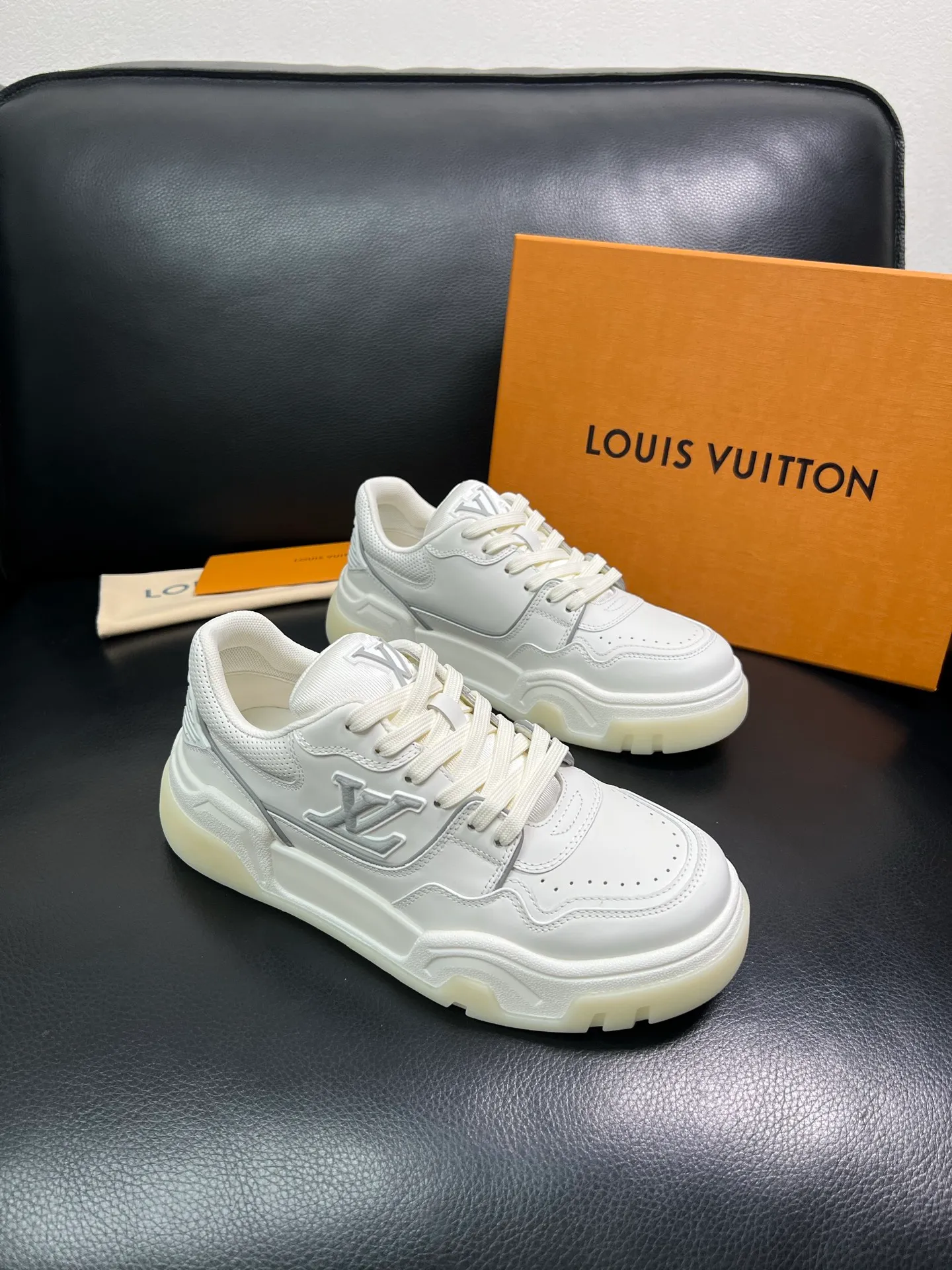Men's shoes 💰900 Lv top purchase Louis Vuitton, counter synchronization, uppers imported from Italy cowhide, imported mesh padding soft and comfortable, soles: original soles specially provided by the original factory, T men's shoes 💰U exclusive movable molded soles super comfortable, original factory and single goods, high quality, welcome to compare, code number 38-44 (customized 45) 85883